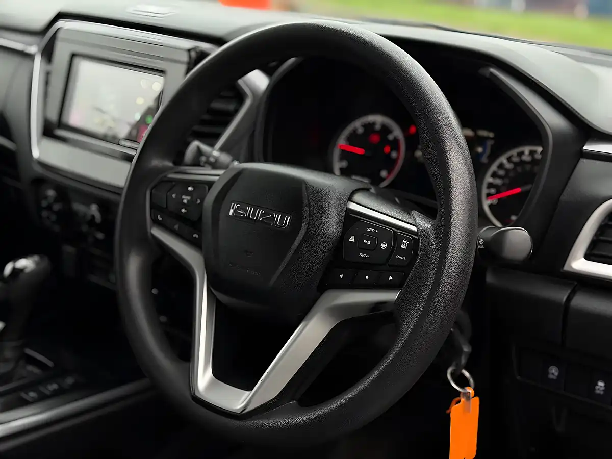 Used 2022 Isuzu D-Max DL20 Silver - Interior and Exterior details 17