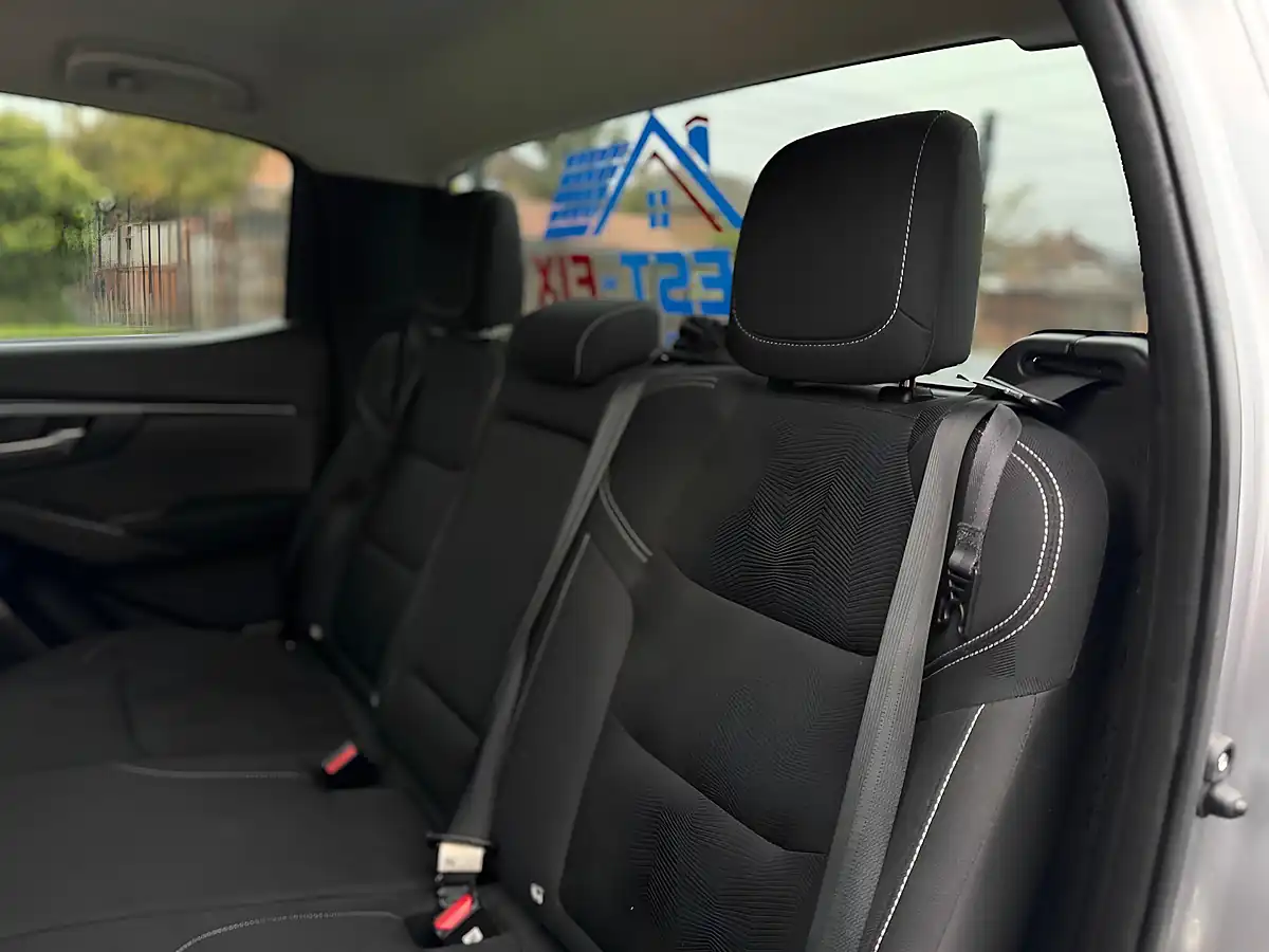 Used 2022 Isuzu D-Max DL20 Silver - Interior and Exterior details 18
