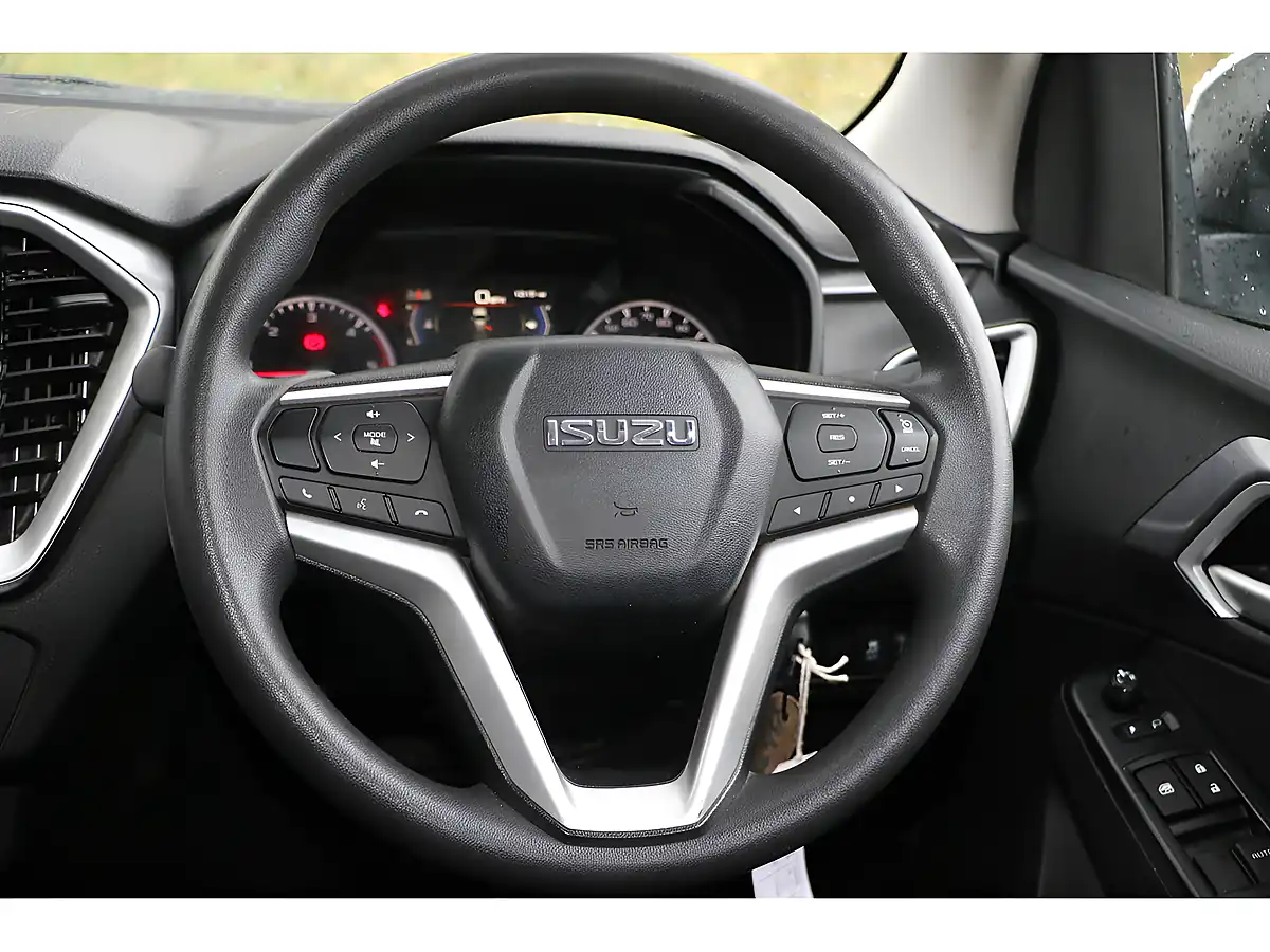Used 2022 Isuzu D-Max DL20 White - Interior and Exterior details 13