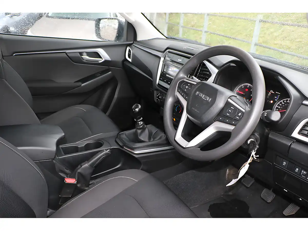 Used 2022 Isuzu D-Max DL20 White - Interior and Exterior details 6
