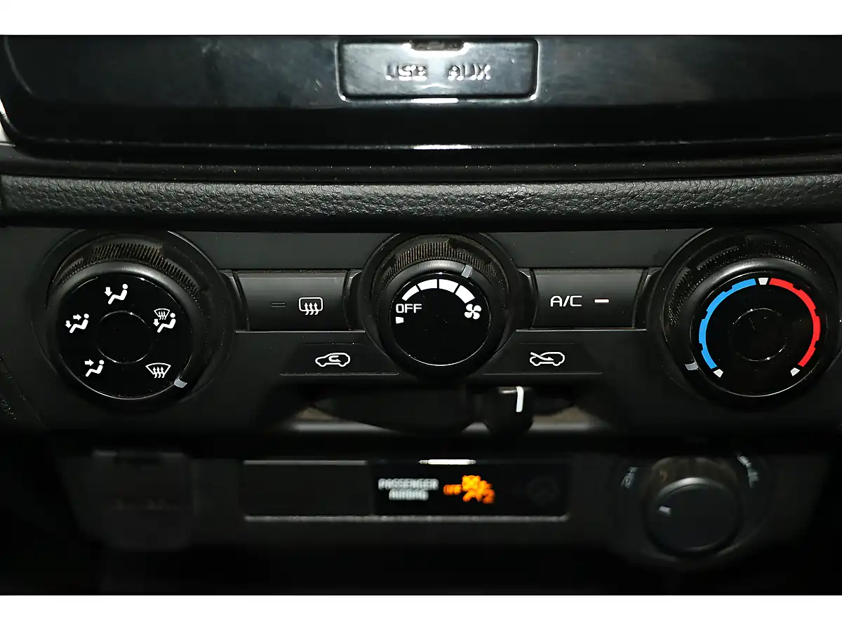 Used 2022 Isuzu D-Max DL20 White - Interior and Exterior details 9