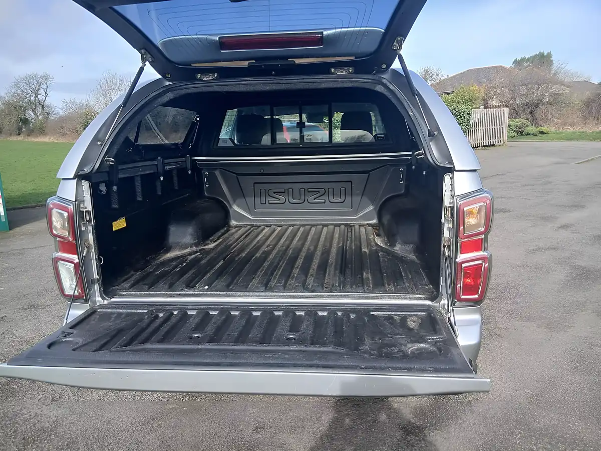 Used 2022 Isuzu D-Max DL40 Silver - Interior and Exterior details 12
