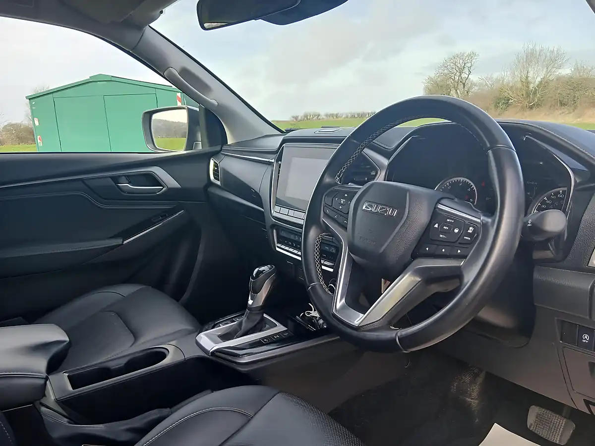 Used 2022 Isuzu D-Max DL40 Silver - Interior and Exterior details 14