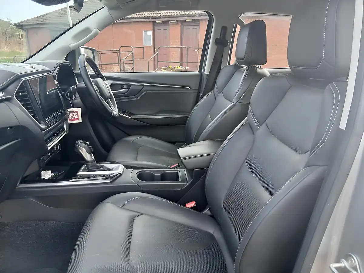 Used 2022 Isuzu D-Max DL40 Silver - Interior and Exterior details 17