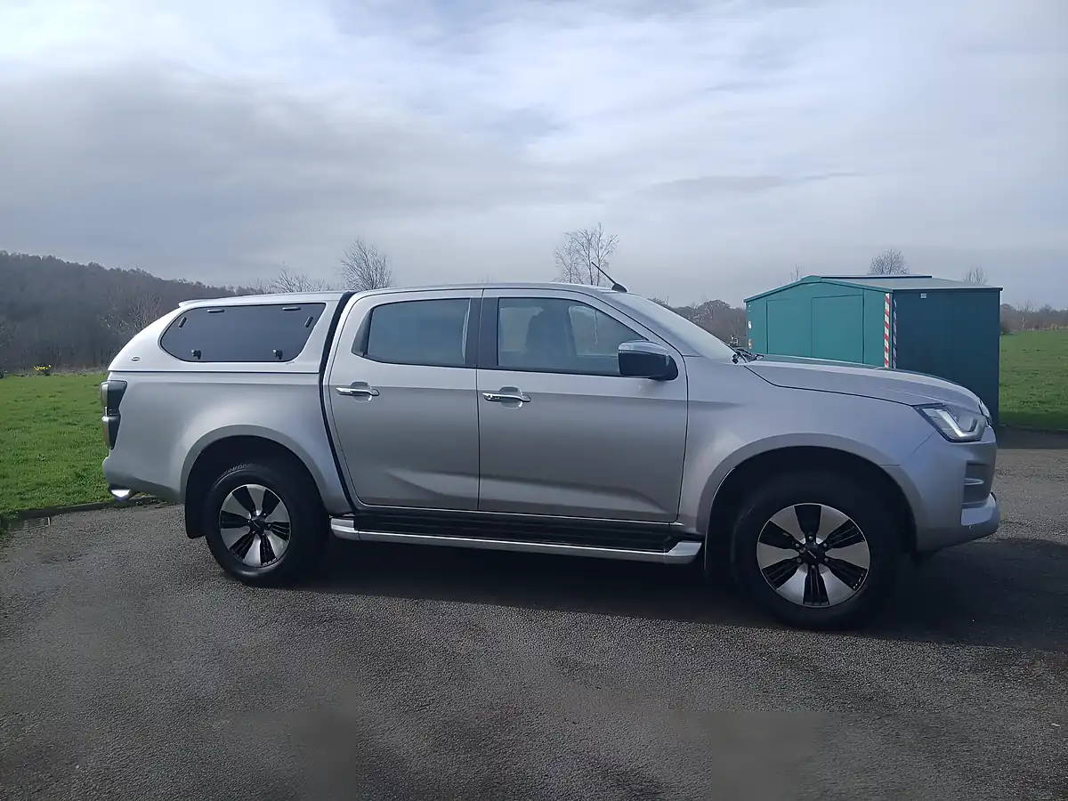 Used 2022 Isuzu D-Max DL40 Silver - Interior and Exterior details 2