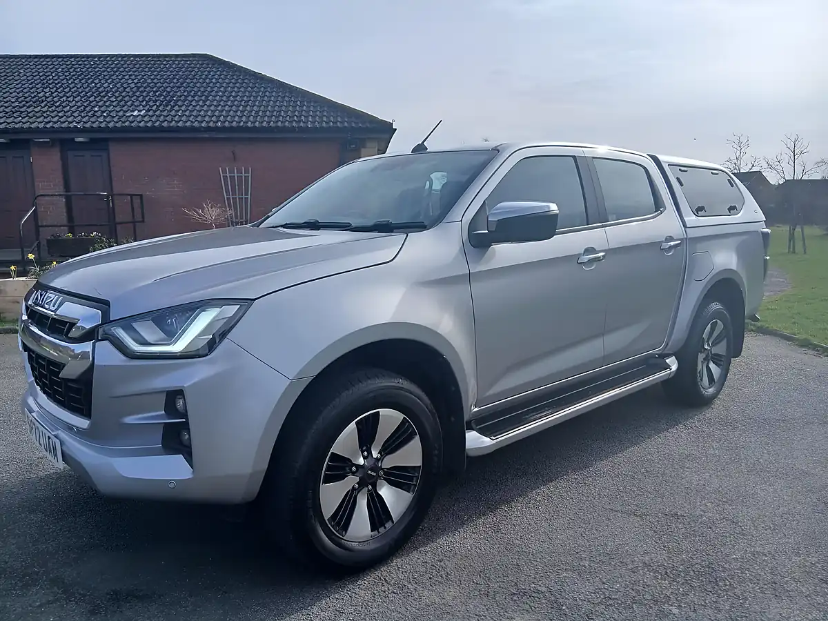 Used 2022 Isuzu D-Max DL40 Silver - Interior and Exterior details 4