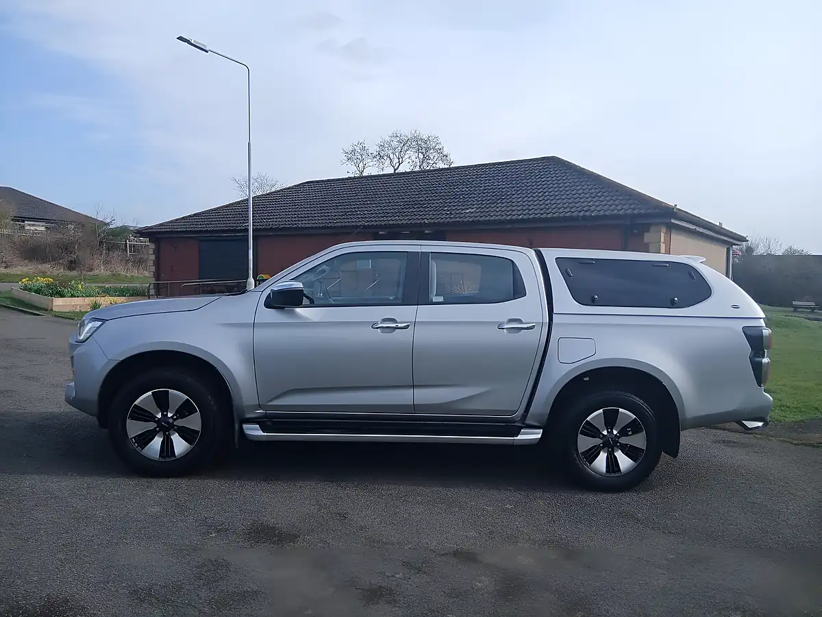 Used 2022 Isuzu D-Max DL40 Silver - Interior and Exterior details 7