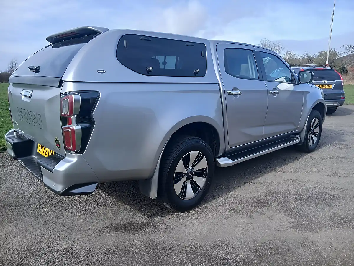 Used 2022 Isuzu D-Max DL40 Silver - Interior and Exterior details 8