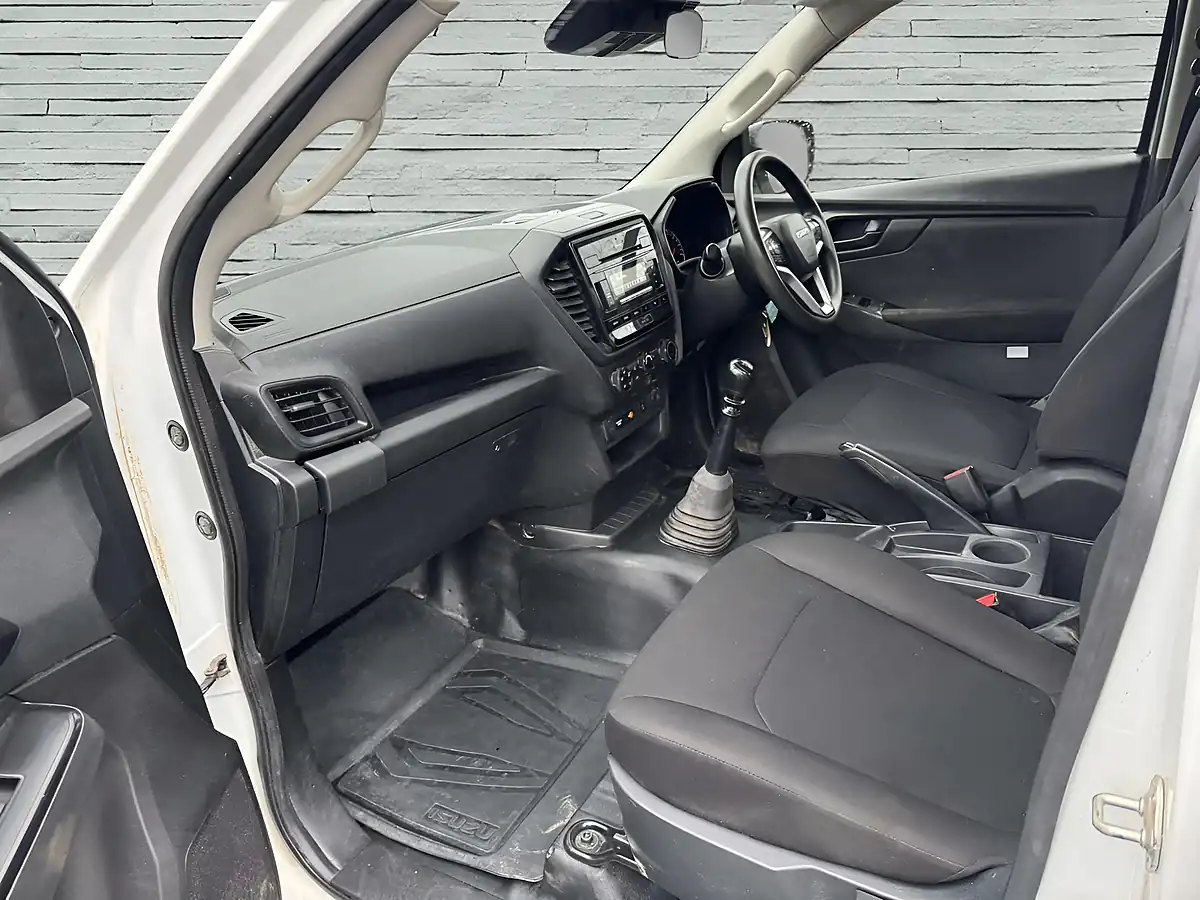 Used 2022 Isuzu D-Max Utility Diff Lock White - Interior and Exterior details 17