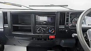 Used 2022 Isuzu Grafter N35 125 S Swb Tipper White - Interior and Exterior details 18