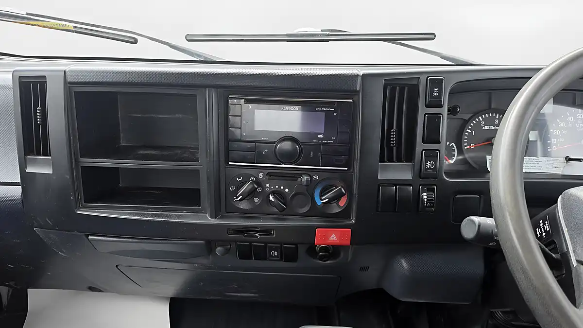 Used 2022 Isuzu Grafter N35 125 S Swb Tipper White - Interior and Exterior details 18