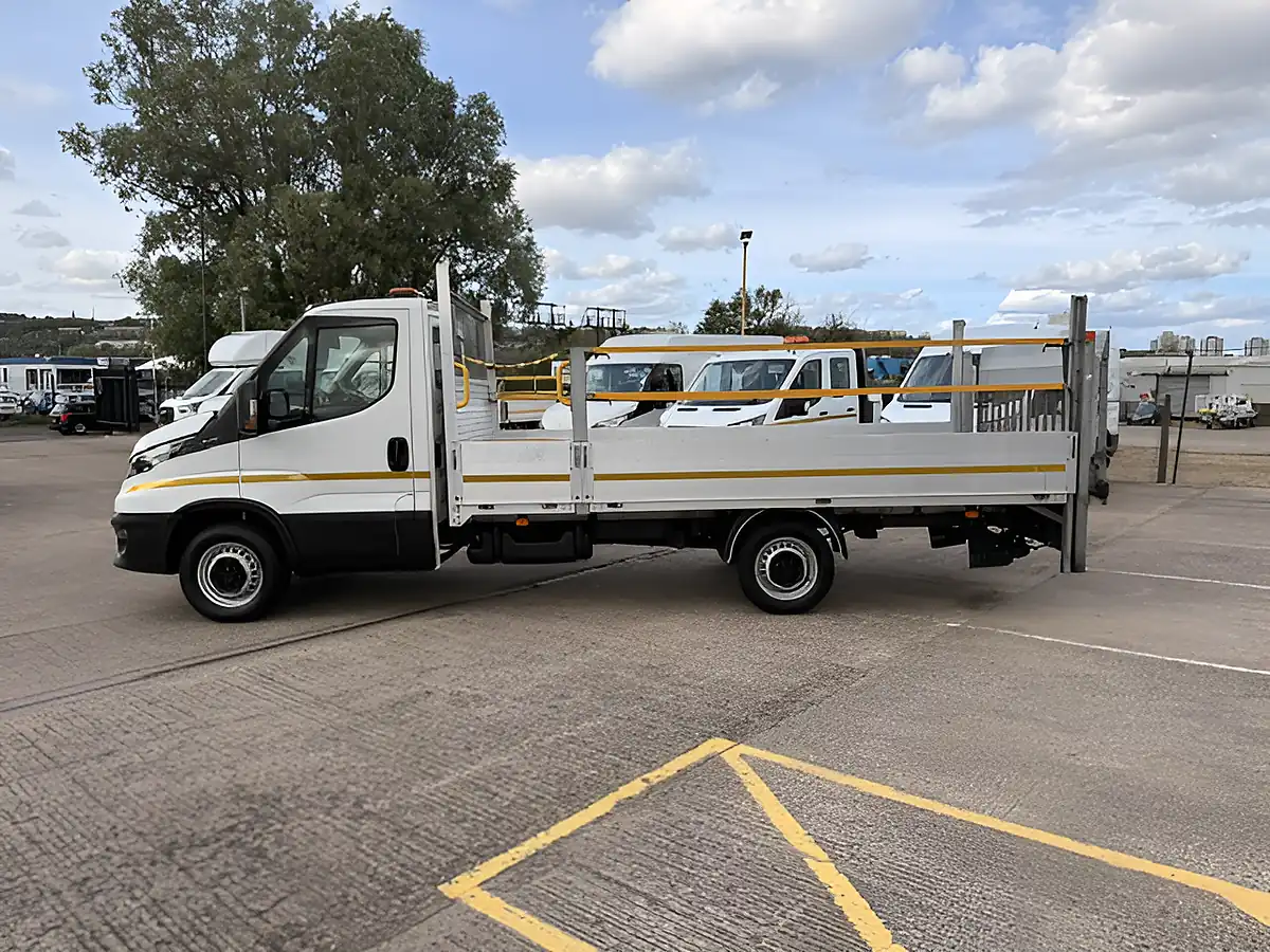 Used 2022 Iveco Daily 35 Lwb Alloy Dropside With 500kg Tail Lift White - Interior and Exterior details 7