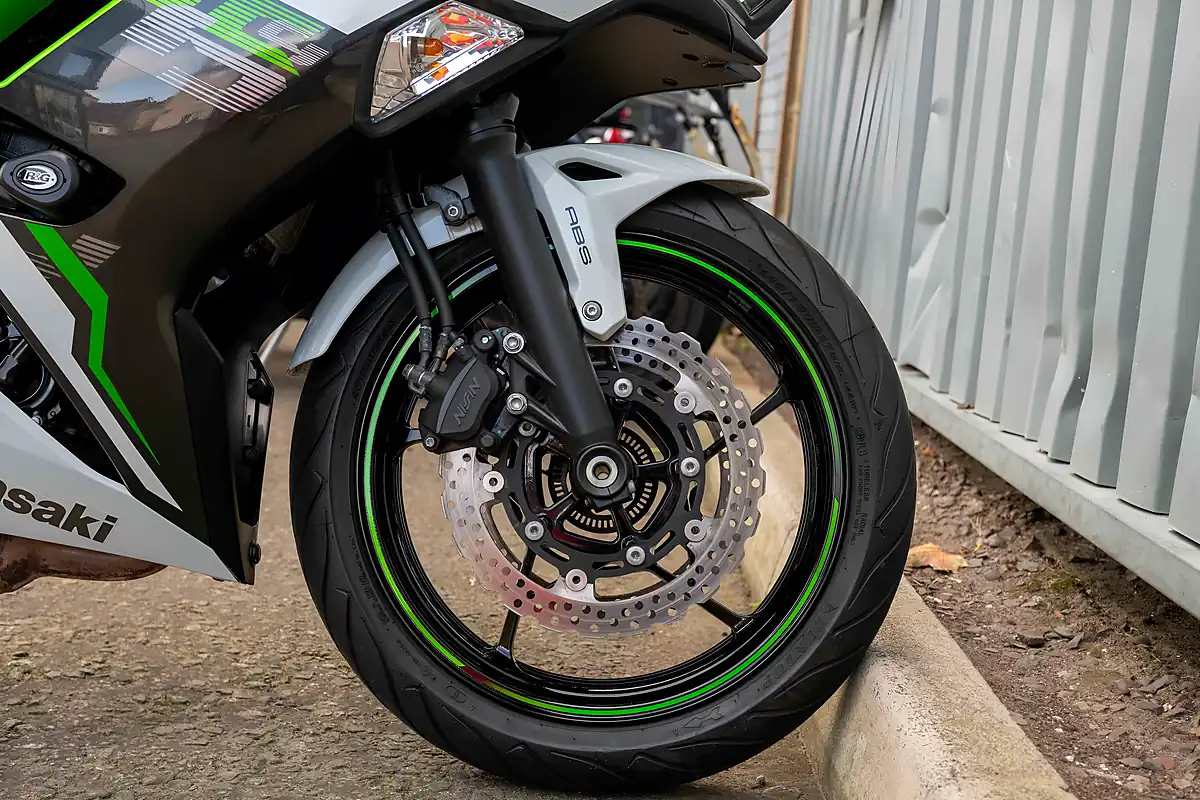 Used 2022 Kawasaki EX650 Ninja White - Interior and Exterior details 10
