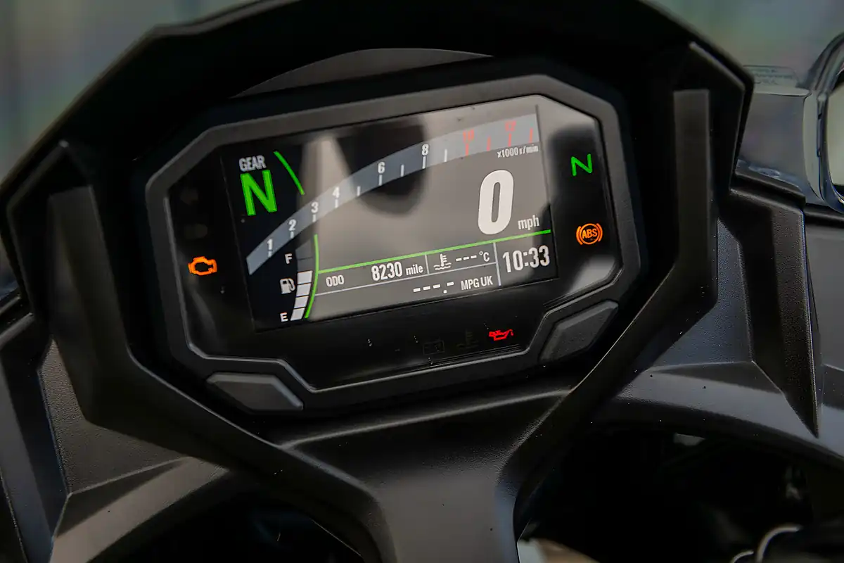 Used 2022 Kawasaki EX650 Ninja White - Interior and Exterior details 15