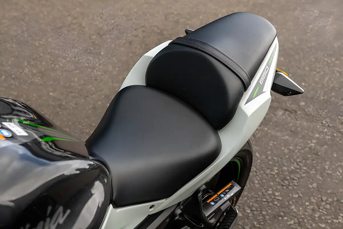 Used 2022 Kawasaki EX650 Ninja White - Interior and Exterior details 17