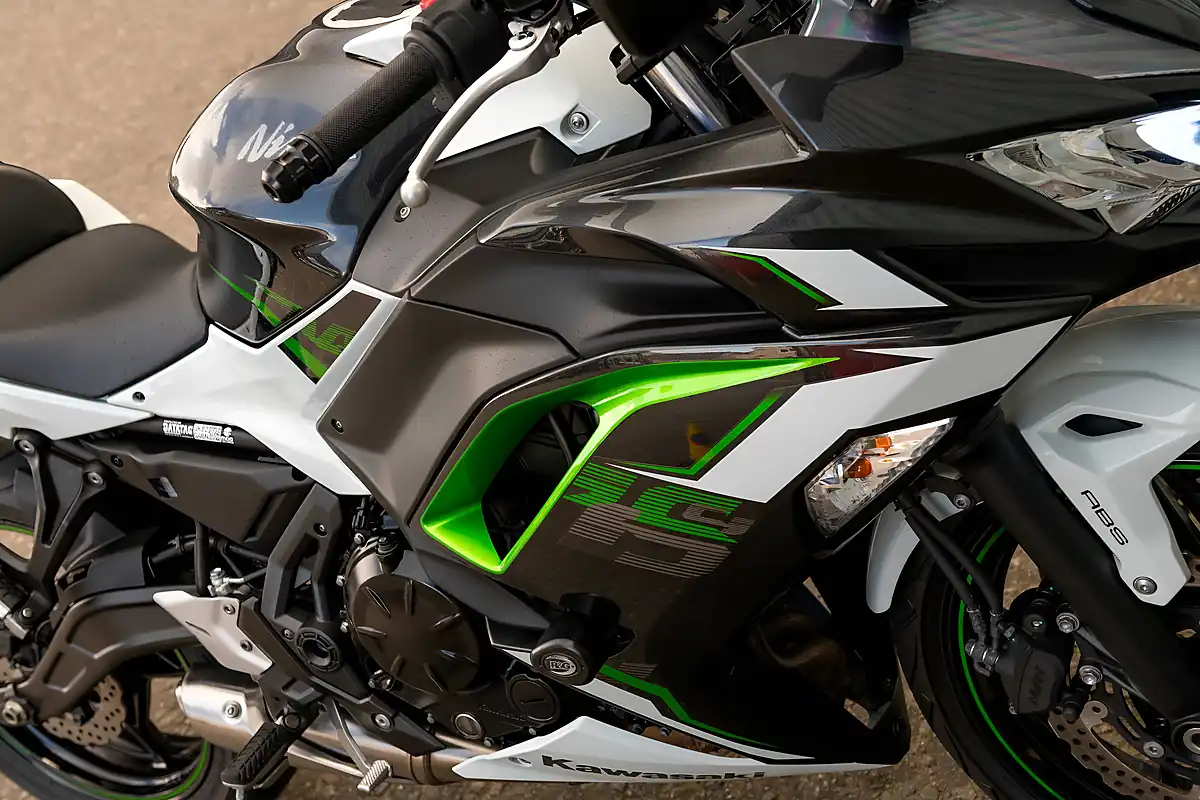Used 2022 Kawasaki EX650 Ninja White - Interior and Exterior details 19