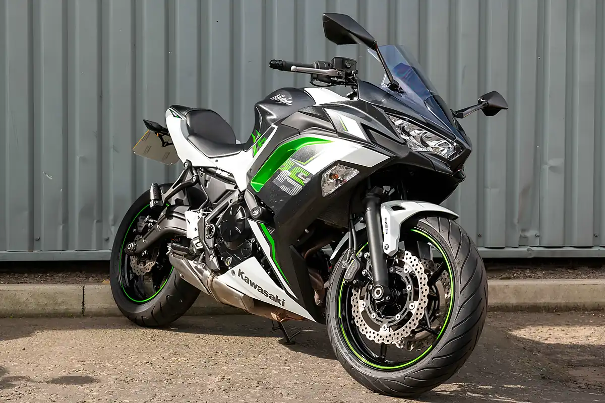Used 2022 Kawasaki EX650 Ninja White - Interior and Exterior details 2