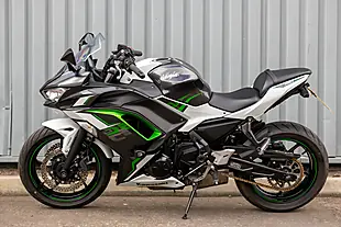 Used 2022 Kawasaki EX650 Ninja White - Interior and Exterior details 4