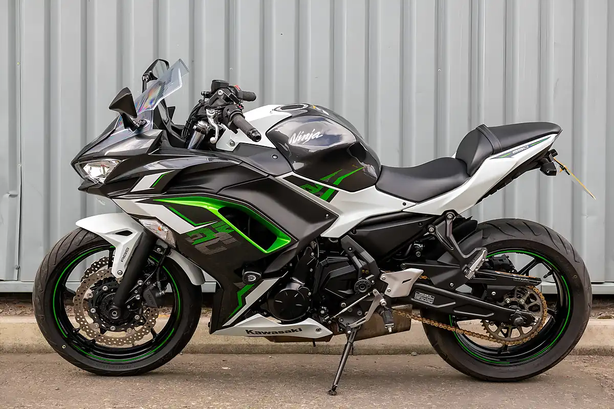 Used 2022 Kawasaki EX650 Ninja White - Interior and Exterior details 4