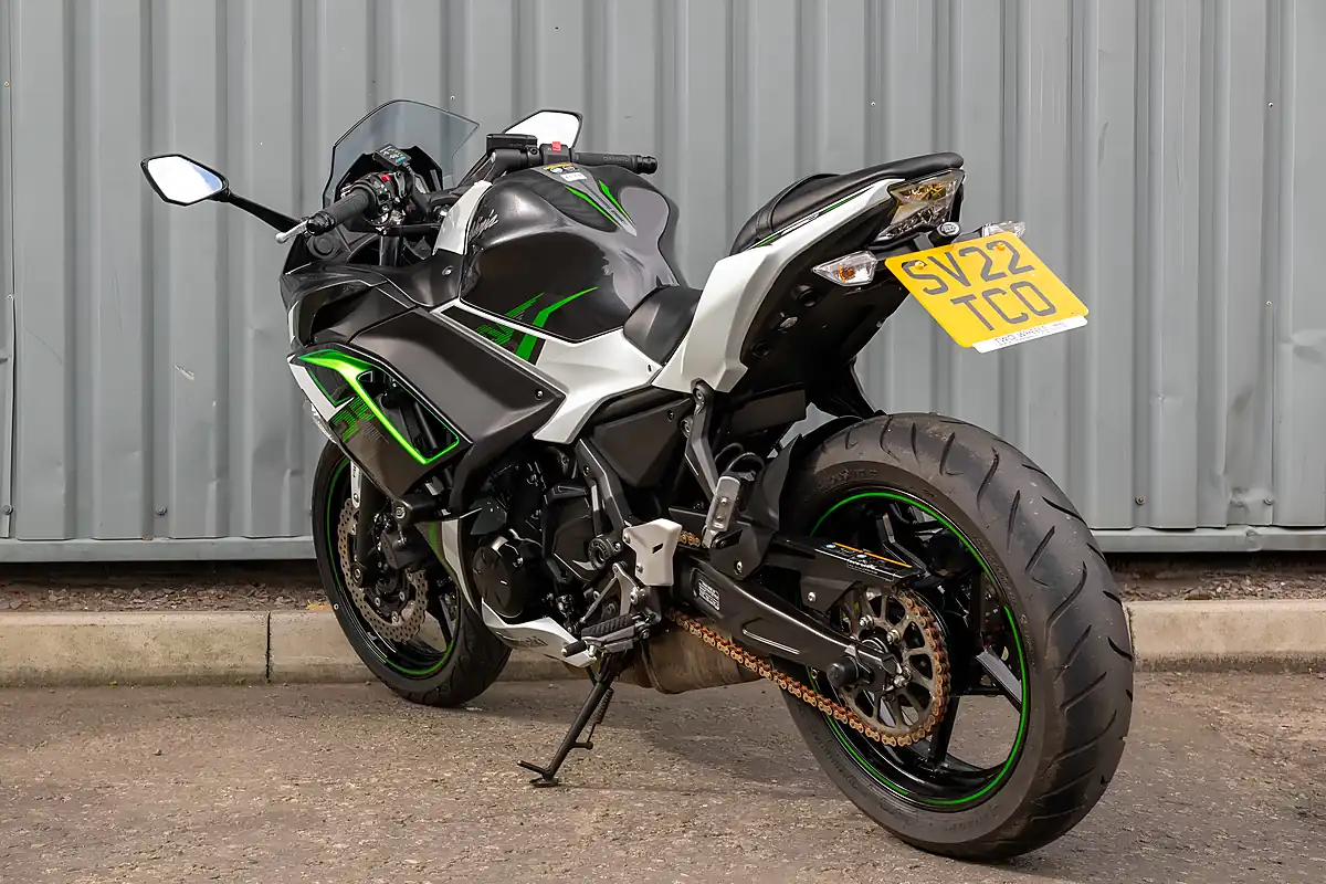 Used 2022 Kawasaki EX650 Ninja White - Interior and Exterior details 5