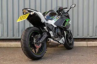 Used 2022 Kawasaki EX650 Ninja White - Interior and Exterior details 7
