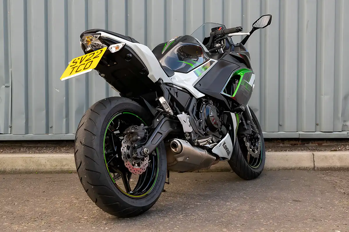 Used 2022 Kawasaki EX650 Ninja White - Interior and Exterior details 7