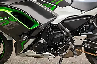 Used 2022 Kawasaki EX650 Ninja White - Interior and Exterior details 9