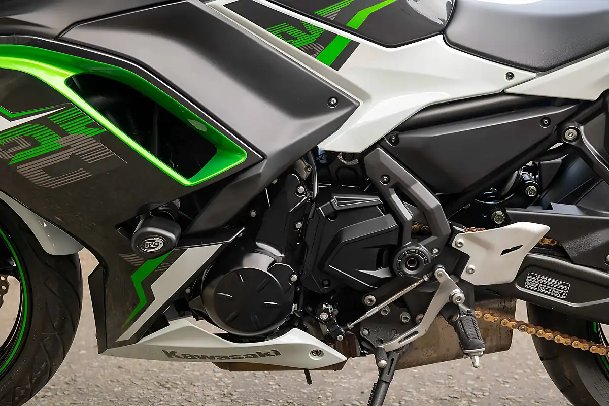 Used 2022 Kawasaki EX650 Ninja White - Interior and Exterior details 9