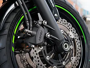 Used 2022 Kawasaki Z650 Green - Interior and Exterior details 10