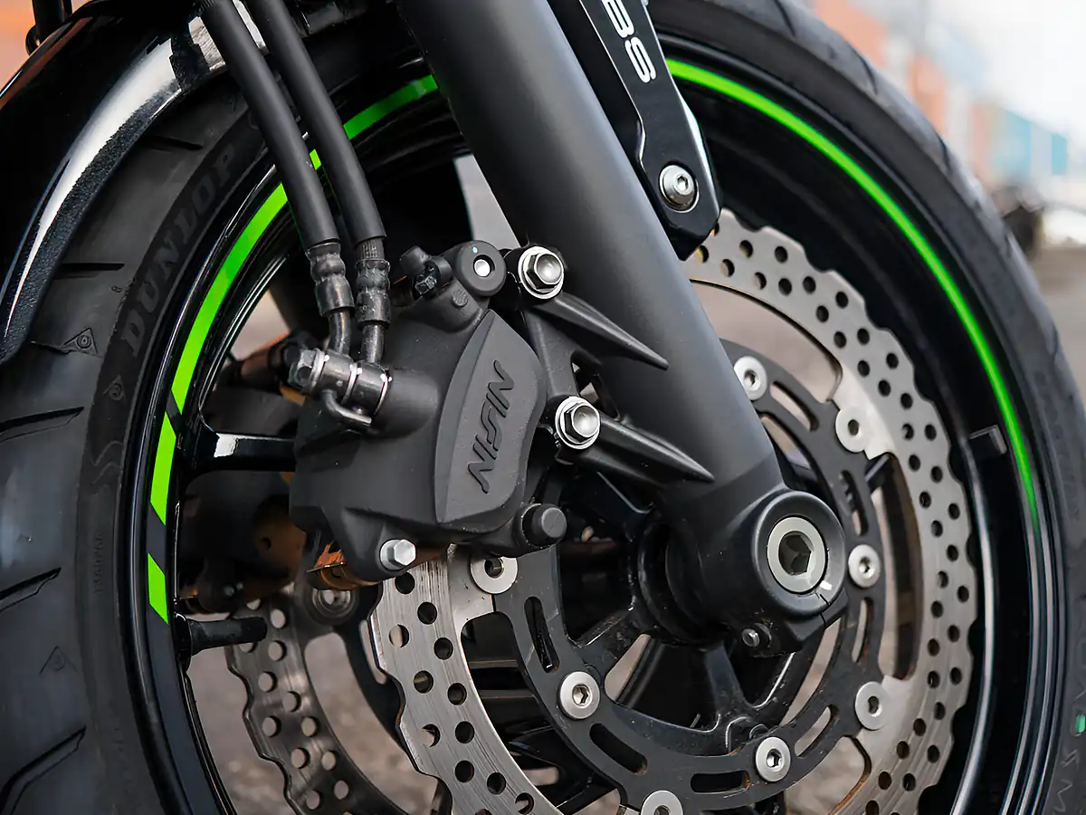 Used 2022 Kawasaki Z650 Green - Interior and Exterior details 10