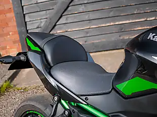 Used 2022 Kawasaki Z650 Green - Interior and Exterior details 12
