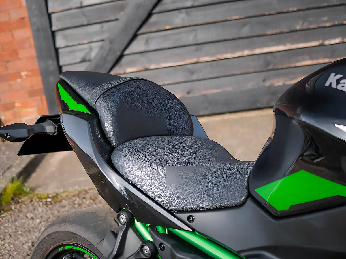 Used 2022 Kawasaki Z650 Green - Interior and Exterior details 12