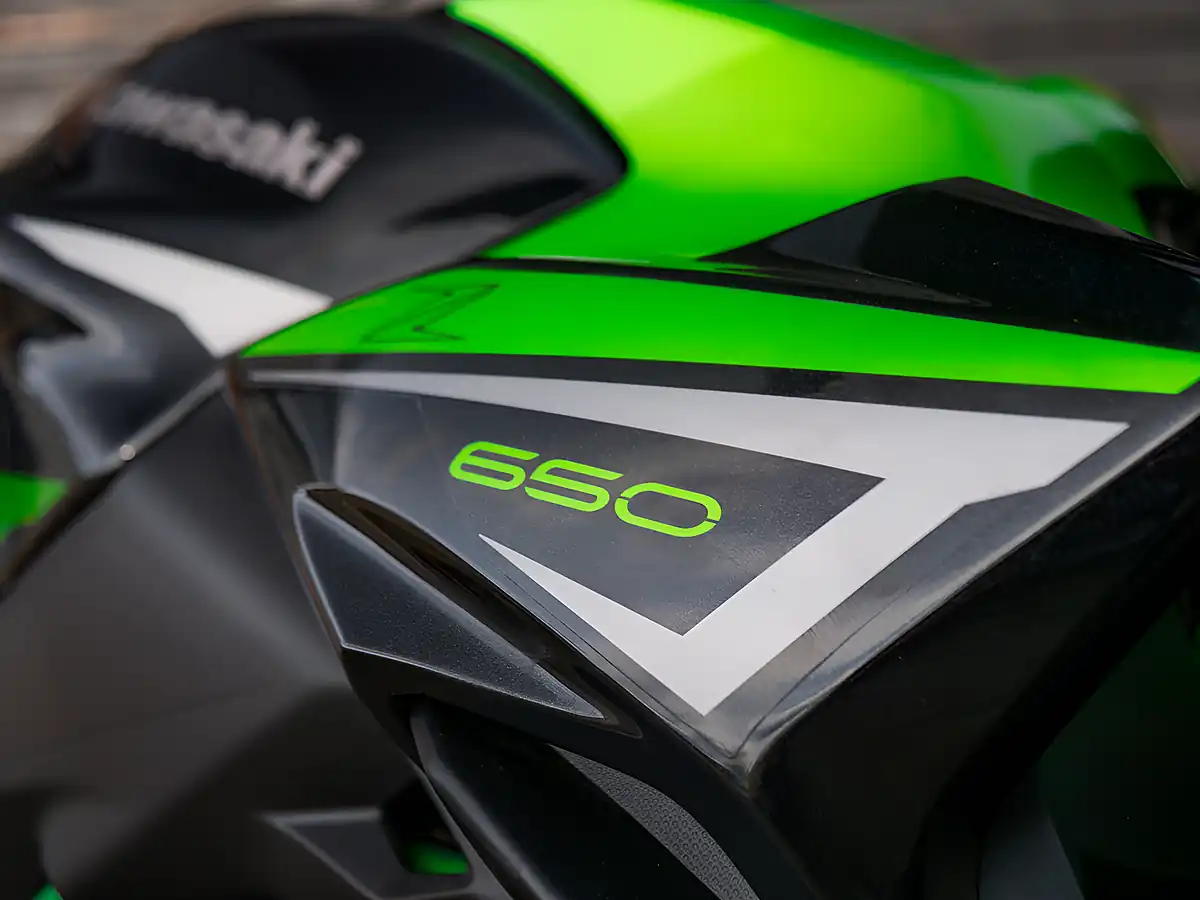 Used 2022 Kawasaki Z650 Green - Interior and Exterior details 14