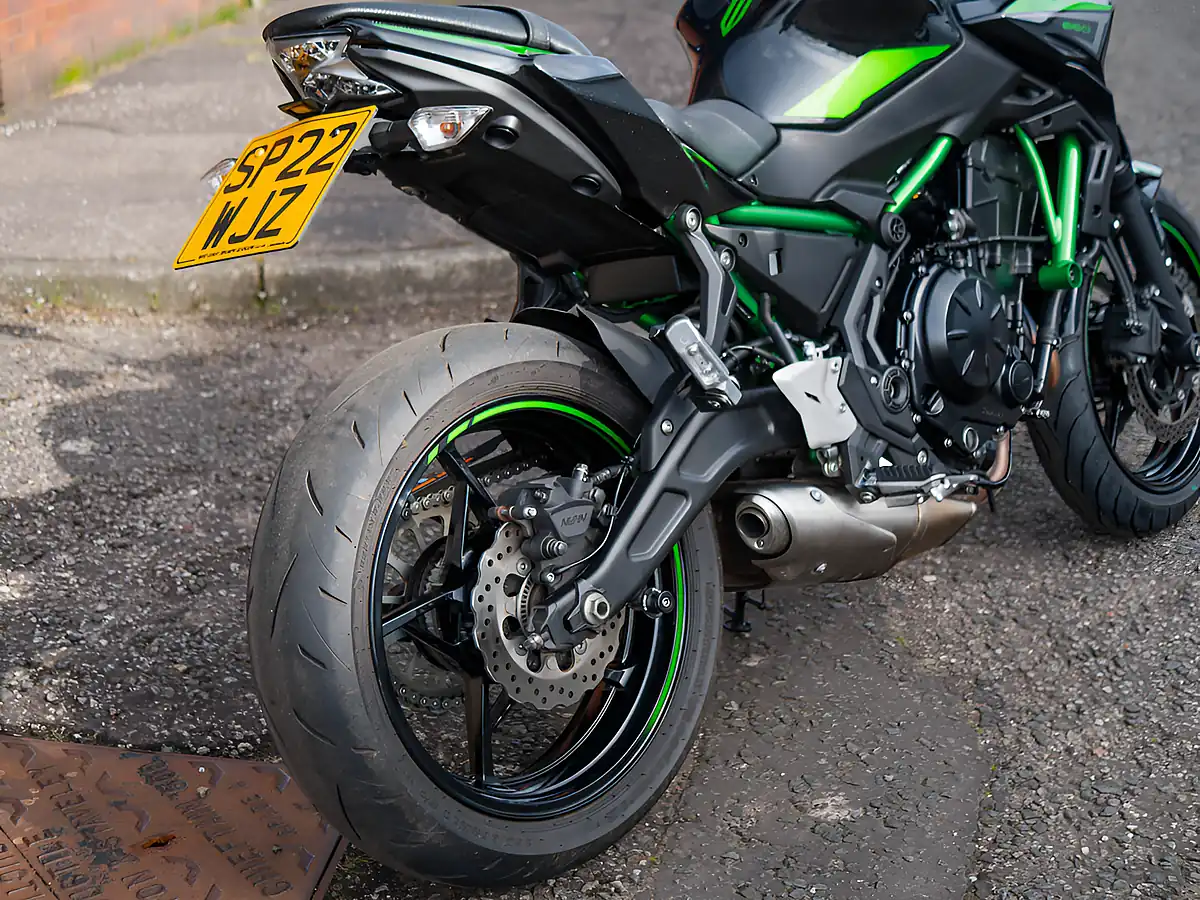 Used 2022 Kawasaki Z650 Green - Interior and Exterior details 16