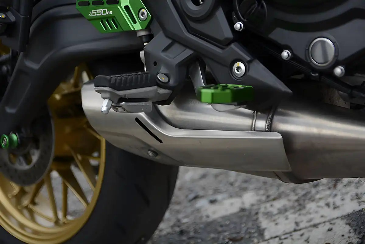 Used 2022 Kawasaki Z650 Modern Classic Green - Interior and Exterior details 14