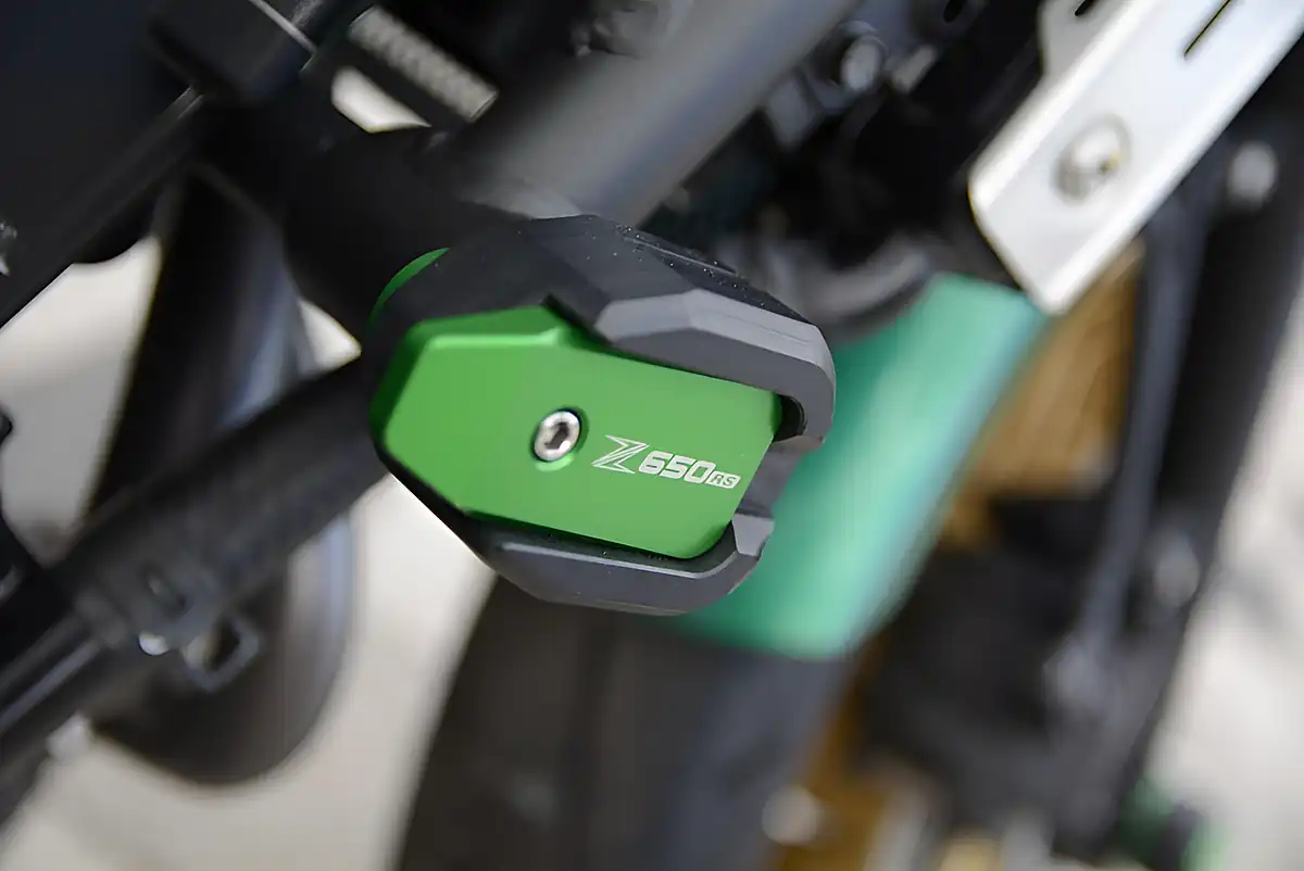 Used 2022 Kawasaki Z650 Modern Classic Green - Interior and Exterior details 5