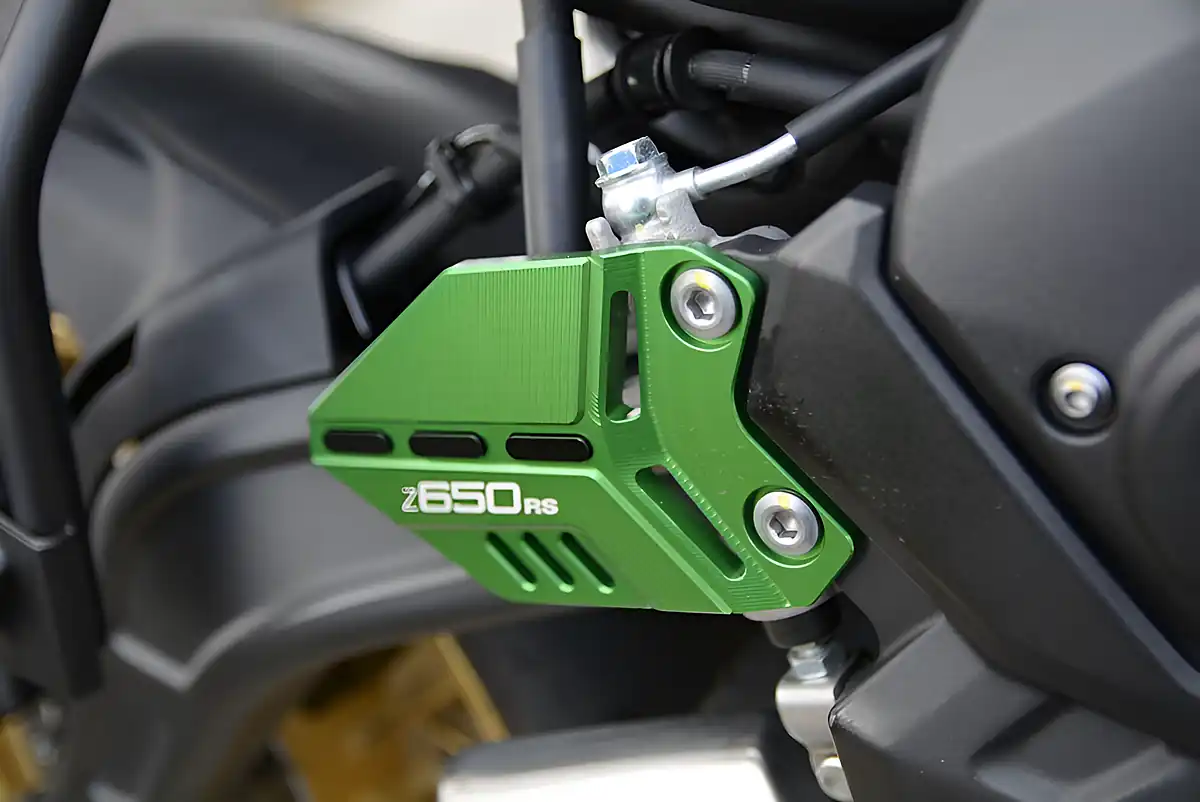 Used 2022 Kawasaki Z650 Modern Classic Green - Interior and Exterior details 6