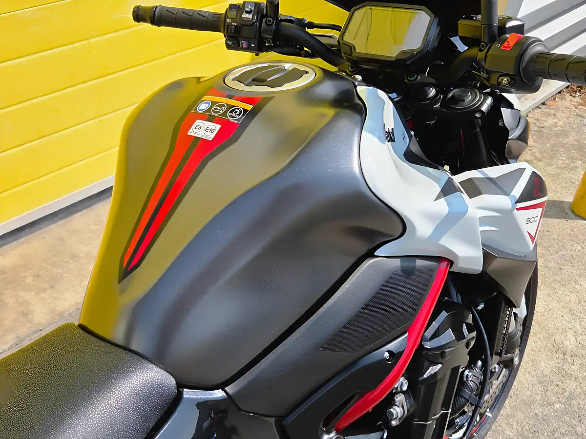 Used 2022 Kawasaki Z900 Performance Edition White - Interior and Exterior details 13