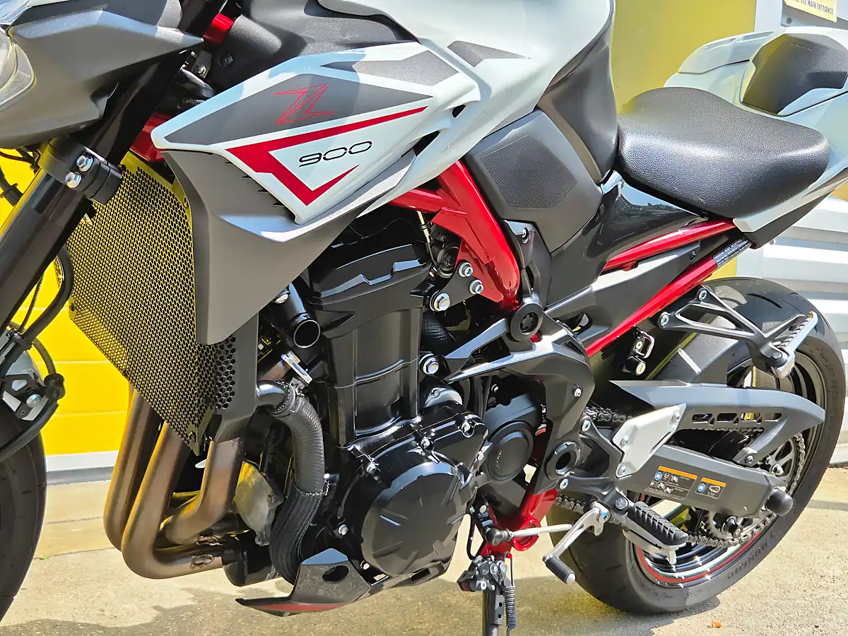 Used 2022 Kawasaki Z900 Performance Edition White - Interior and Exterior details 19