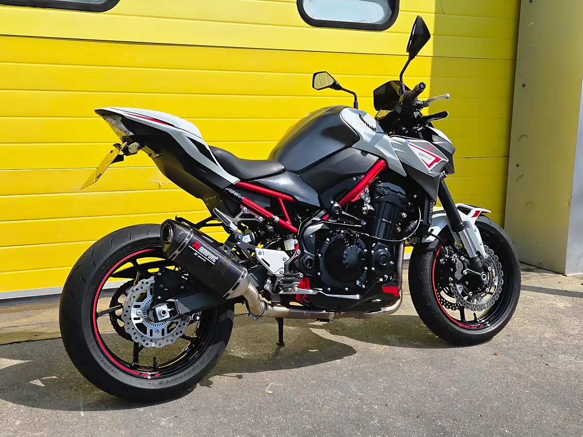 Used 2022 Kawasaki Z900 Performance Edition White - Interior and Exterior details 4