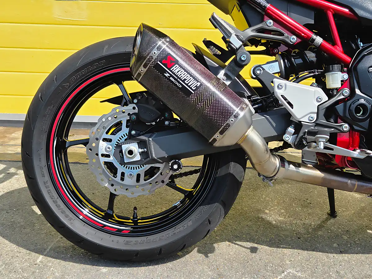 Used 2022 Kawasaki Z900 Performance Edition White - Interior and Exterior details 8