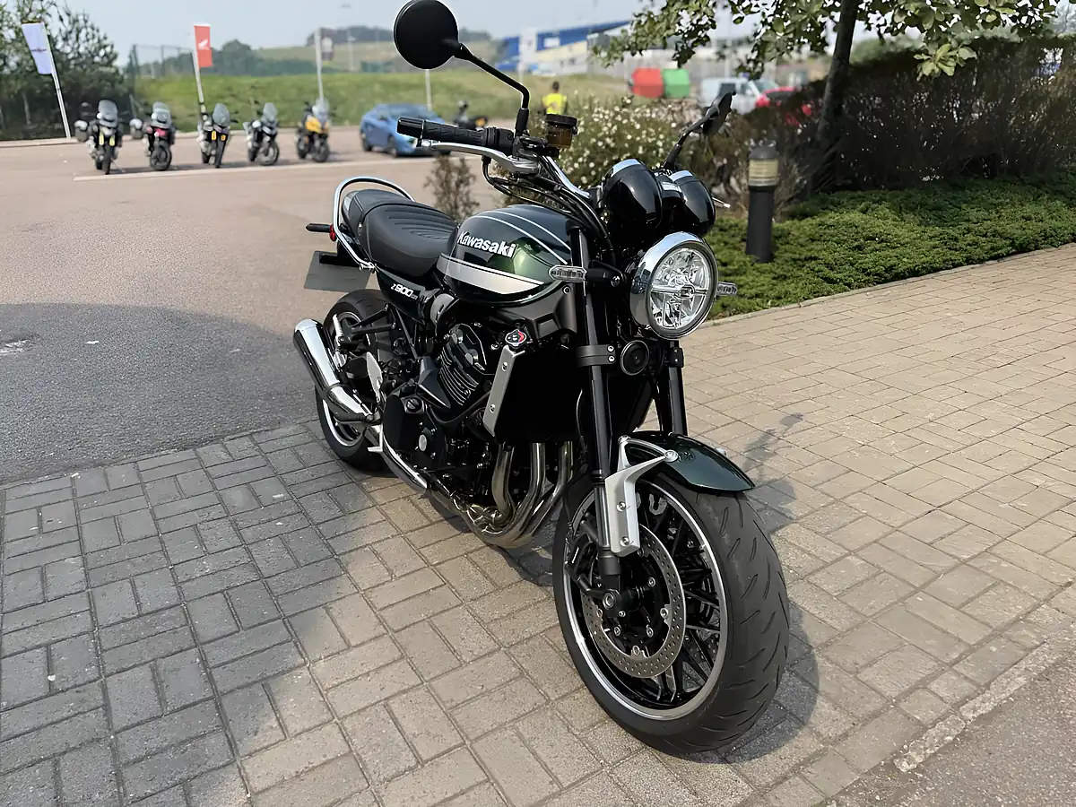 Used 2022 Kawasaki Z900 RS Green - Interior and Exterior details 4