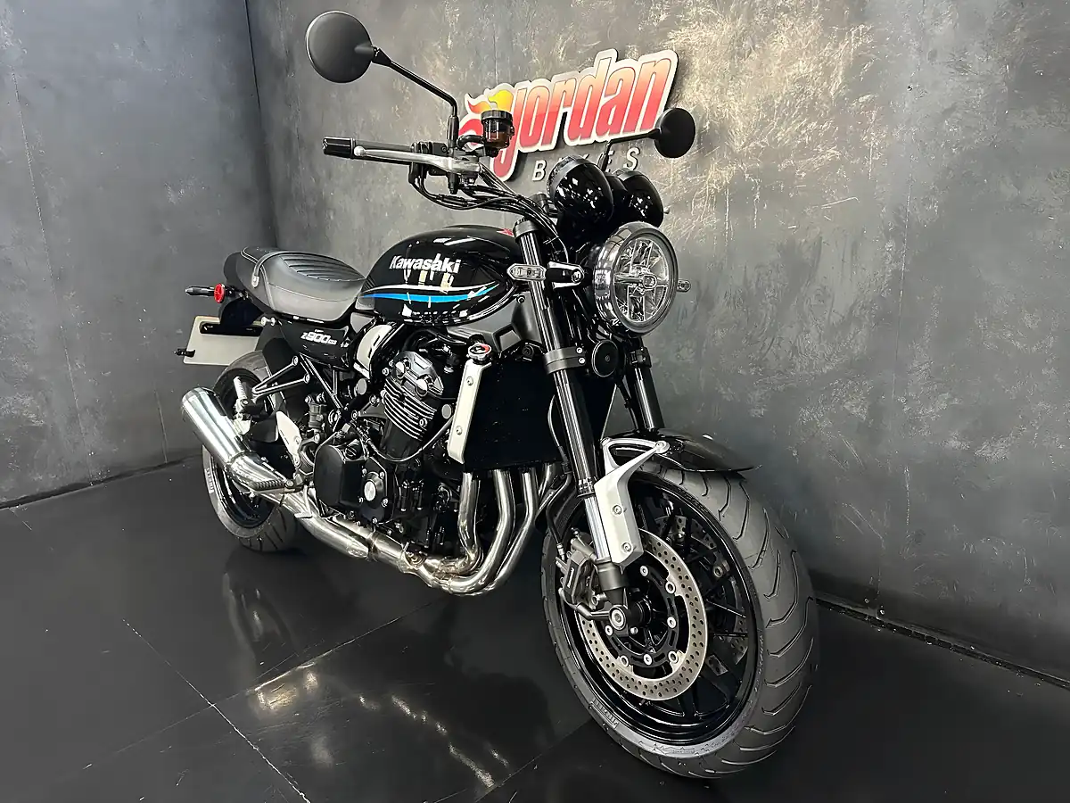 Used 2022 Kawasaki Z900 RS Modern Classic Black - Interior and Exterior details 4