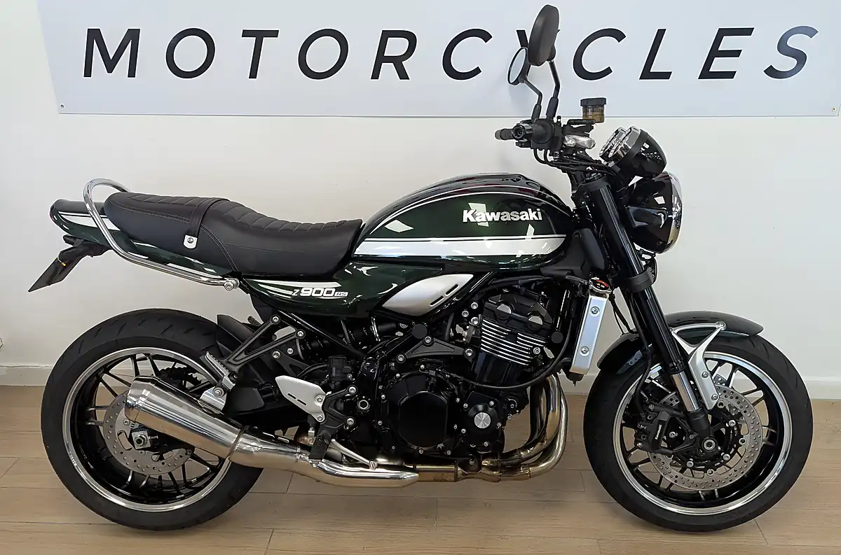 Used 2022 Kawasaki Z900 RS Modern Classic Green - Interior and Exterior details 4