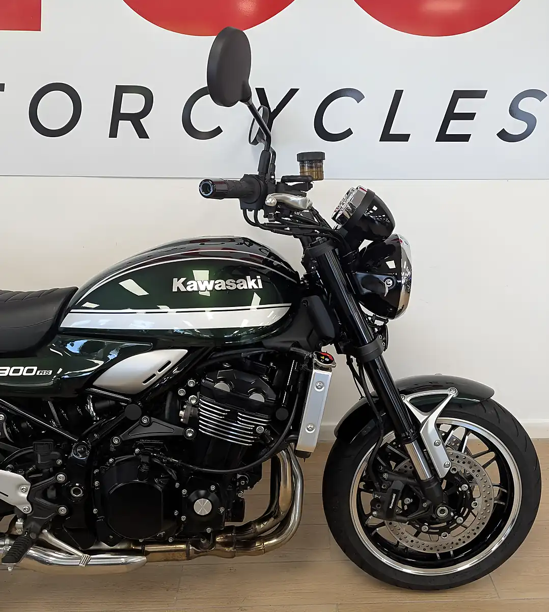 Used 2022 Kawasaki Z900 RS Modern Classic Green - Interior and Exterior details 6