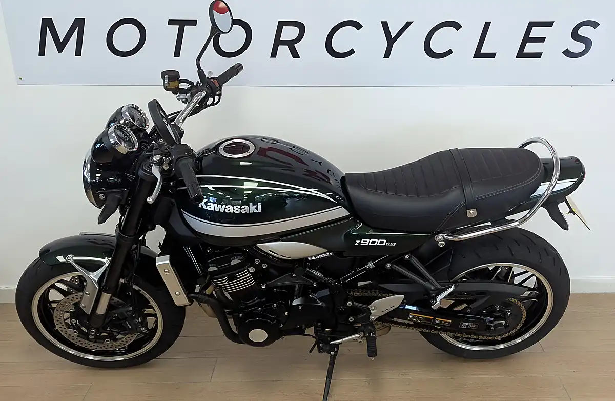 Used 2022 Kawasaki Z900 RS Modern Classic Green - Interior and Exterior details 8