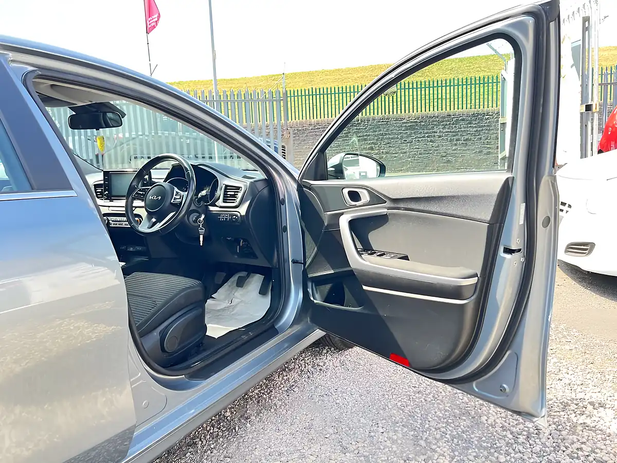 Used 2022 Kia Ceed 2 Silver - Interior and Exterior details 10