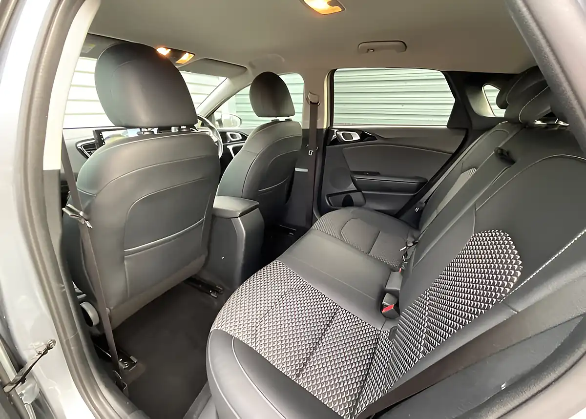 Used 2022 Kia Ceed 3 Isg Silver - Interior and Exterior details 15