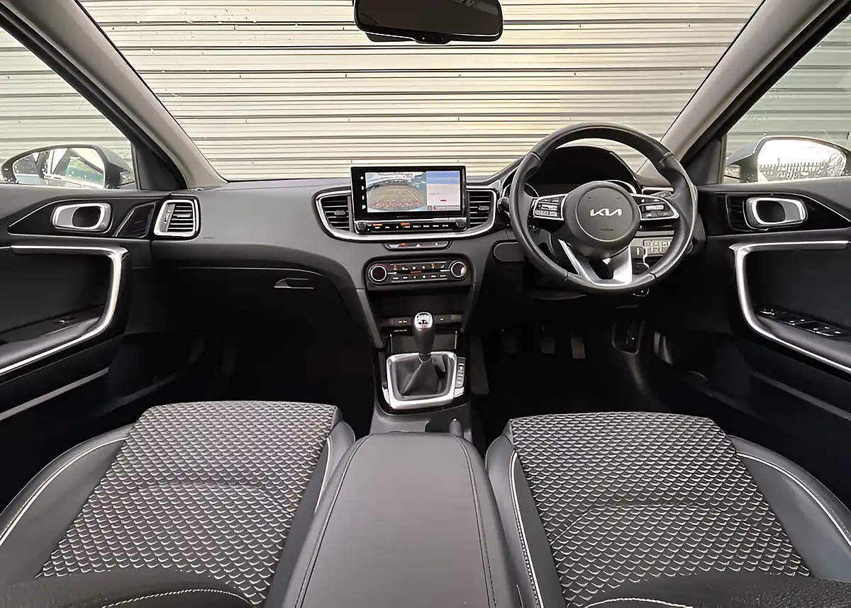 Used 2022 Kia Ceed 3 Isg Silver - Interior and Exterior details 16