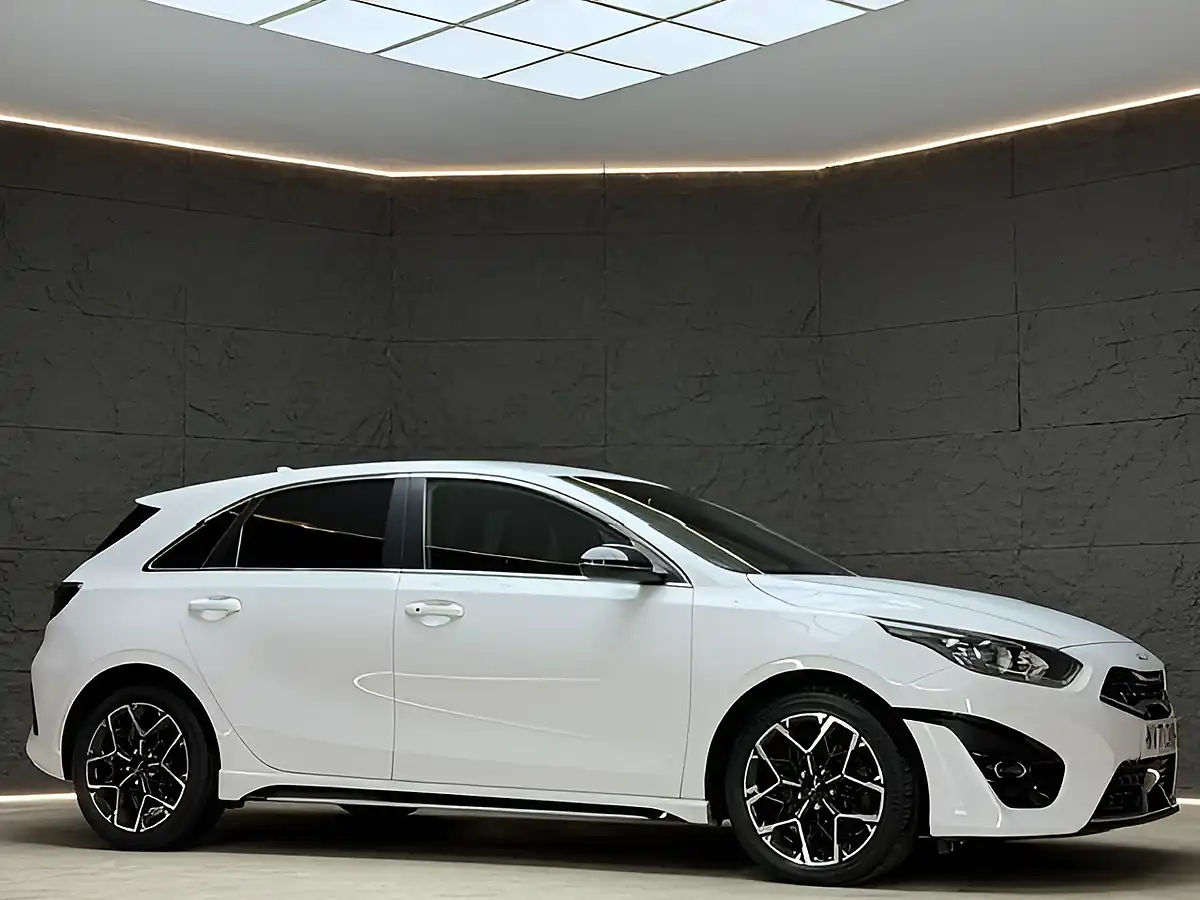 Used 2022 Kia Ceed GT-Line White - Interior and Exterior details 12